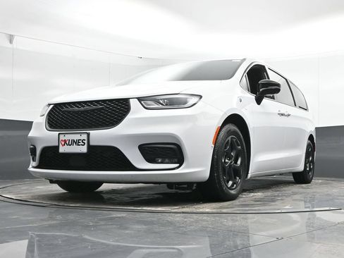 Used 2024 Chrysler Pacifica Limited FWD image 50