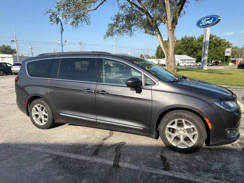 Used 2017 Chrysler Pacifica Touring-L w/ Tire & Wheel Group FWD image 4