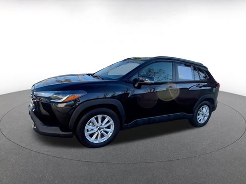 Used 2025 Toyota Corolla Cross LE image 8