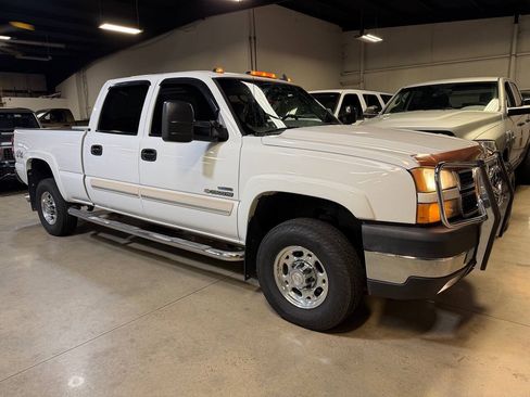 Used 2006 Chevrolet Silverado 2500 LT w/ Heavy-Duty Power Package AWD/4WD image 17