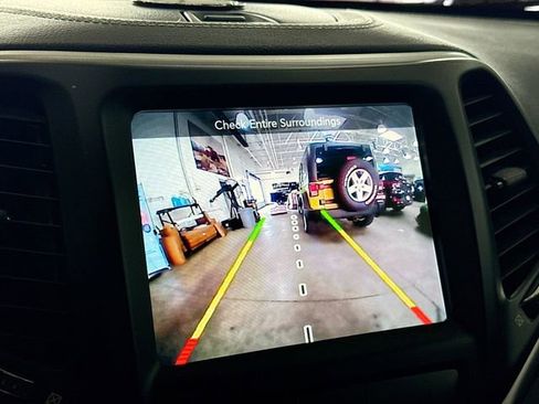 Used 2018 Jeep Cherokee Latitude Plus w/ Cold Weather Group image 15