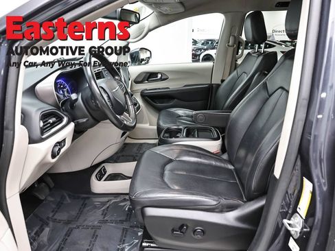 Used 2020 Chrysler Pacifica Touring-L FWD image 14