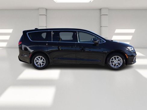 Used 2024 Chrysler Pacifica Touring-L image 6