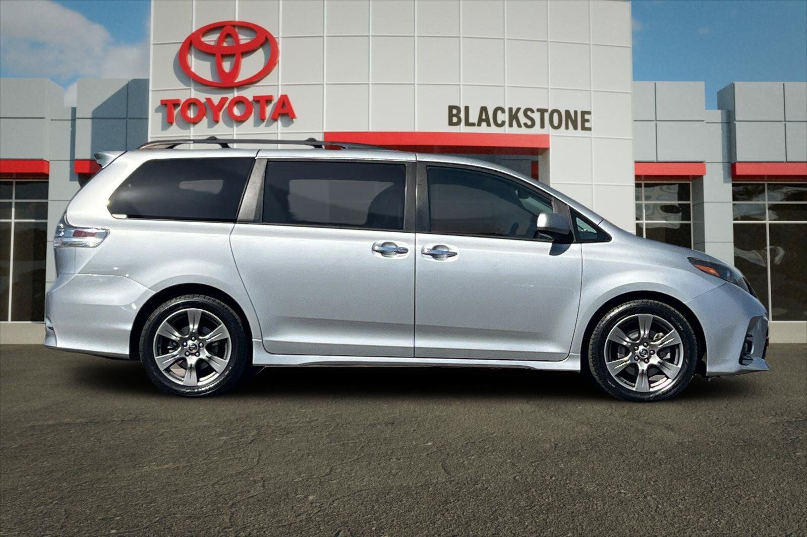 Used 2020 Toyota Sienna SE w/ Carpet Mat Package FWD image 2