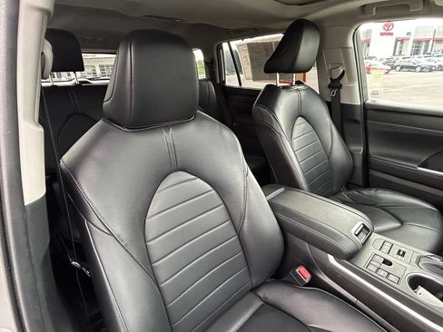 Used 2023 Toyota Highlander XLE AWD/4WD image 44