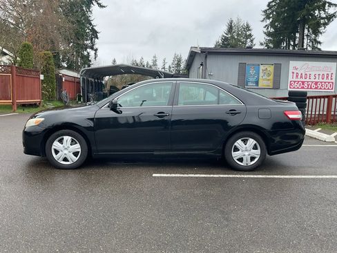 Used 2011 Toyota Camry LE image 2