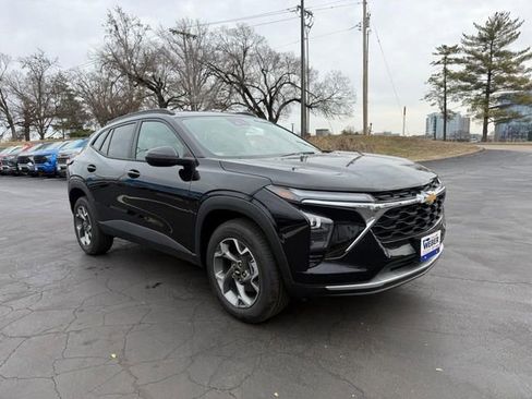 Used 2025 Chevrolet Trax LT w/ Driver Confidence Package image 9