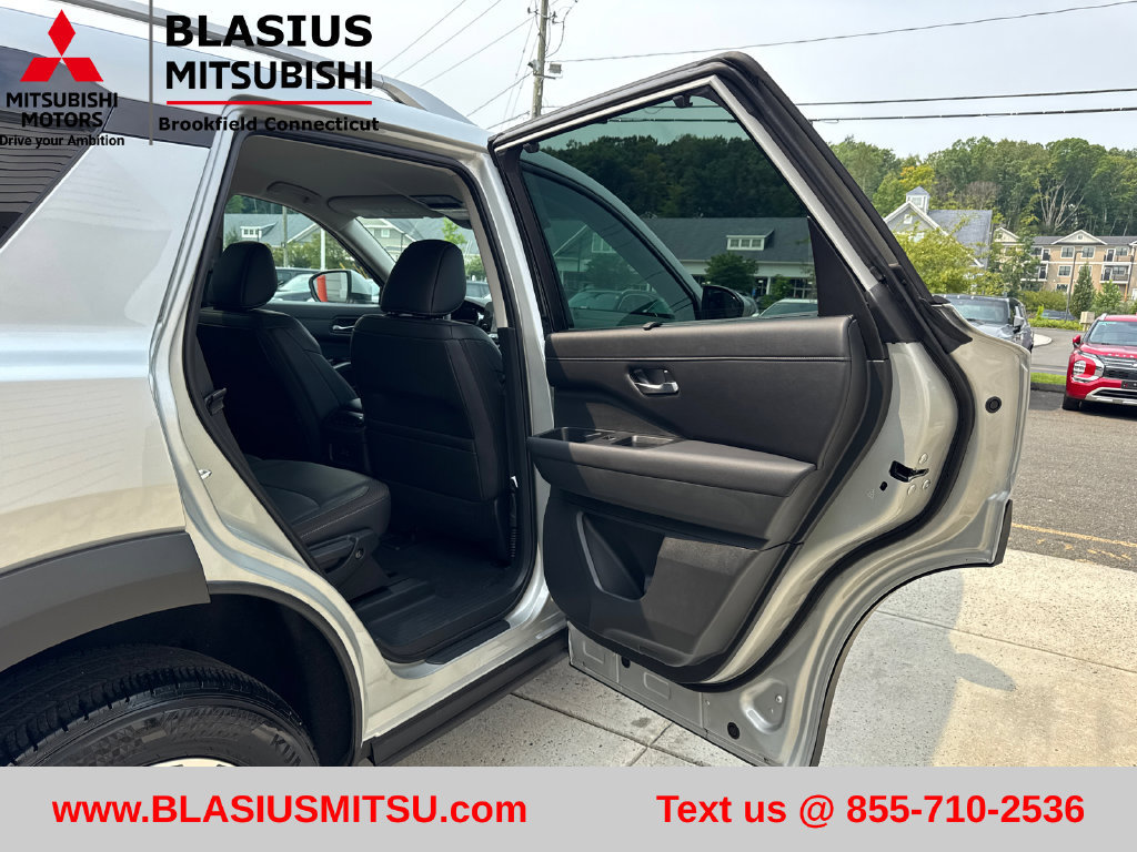 Used 2025 Nissan Pathfinder SL AWD/4WD image 32