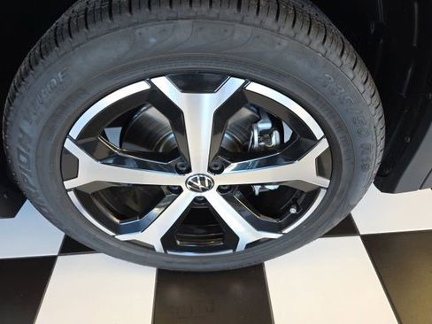 Certified 2025 Volkswagen Tiguan SE image 28