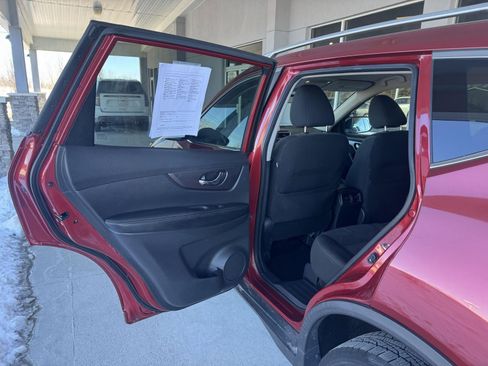 Used 2016 Nissan Rogue SV image 5