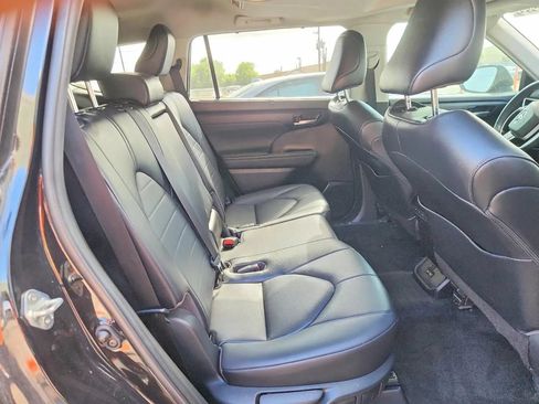 Used 2023 Toyota Highlander XLE FWD image 11