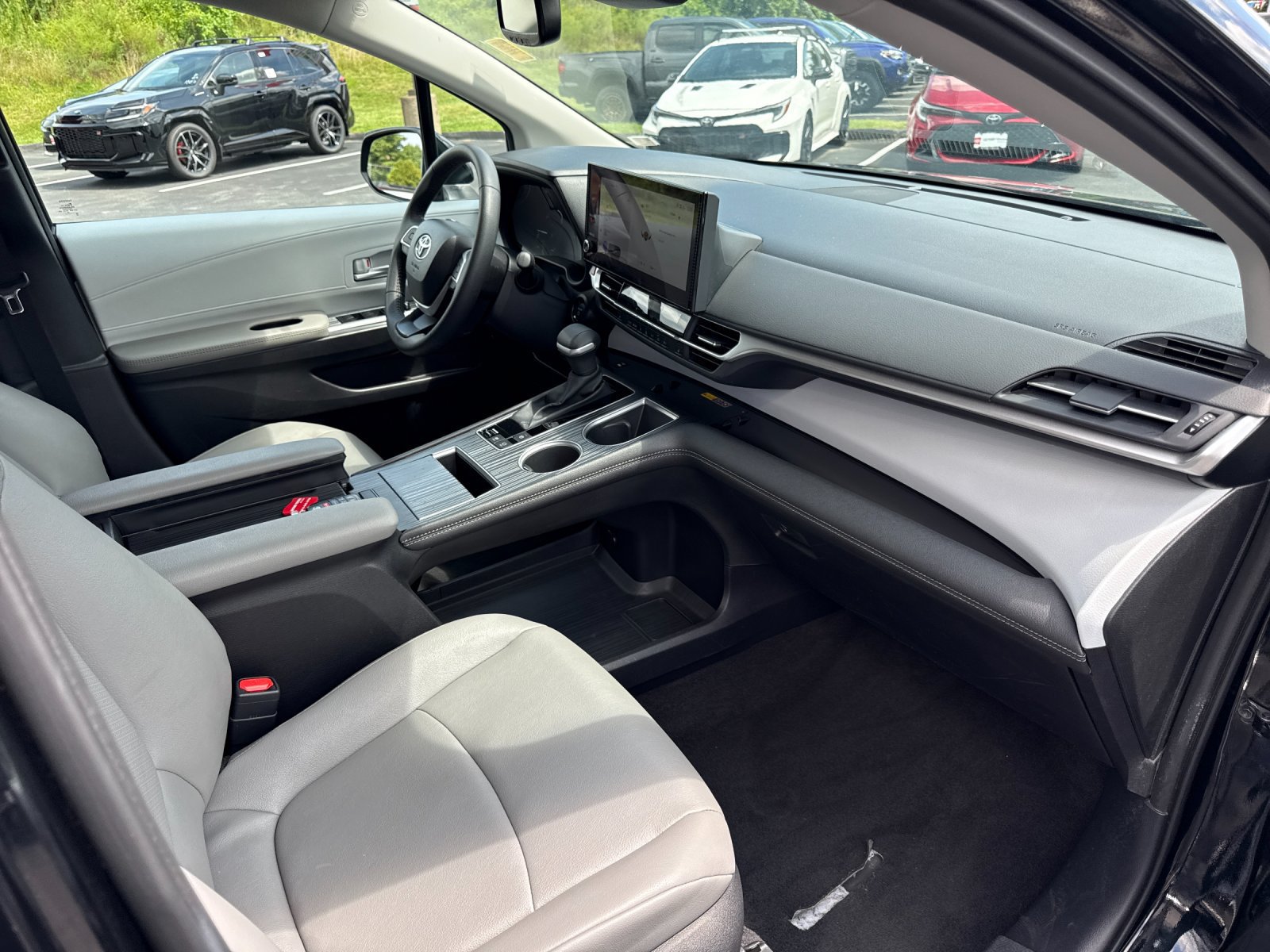 Used 2026 Toyota Sienna XLE FWD image 25