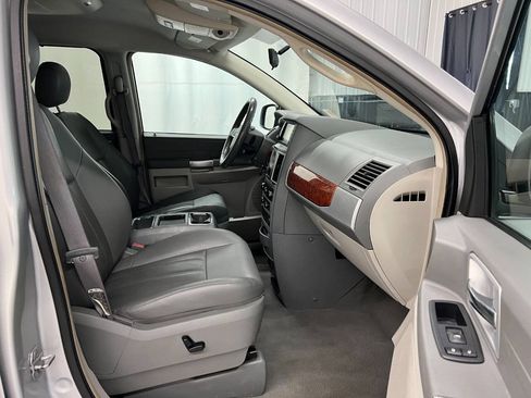 Used 2008 Chrysler Town & Country Touring FWD image 11