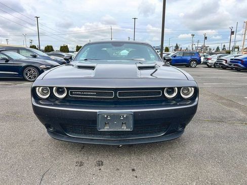 Used 2022 Dodge Challenger SXT image 4
