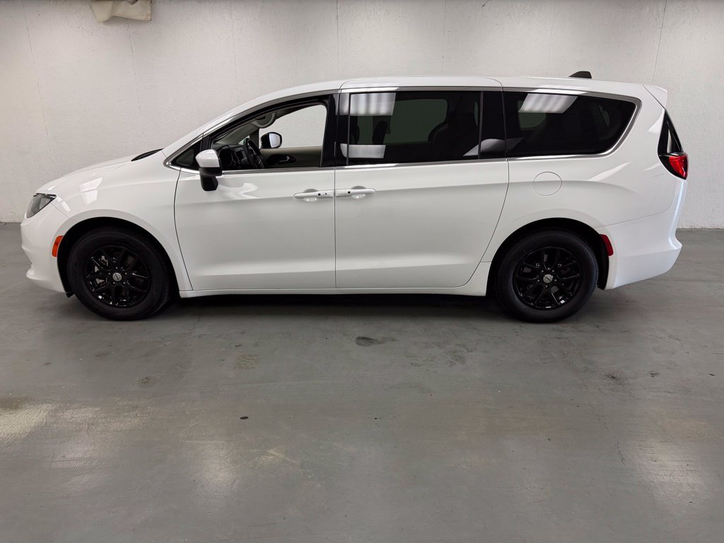 Used 2023 Chrysler Voyager LX FWD image 2