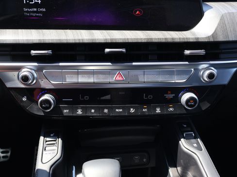 Used 2024 Kia Telluride SX Prestige w/ Towing Package AWD/4WD image 17
