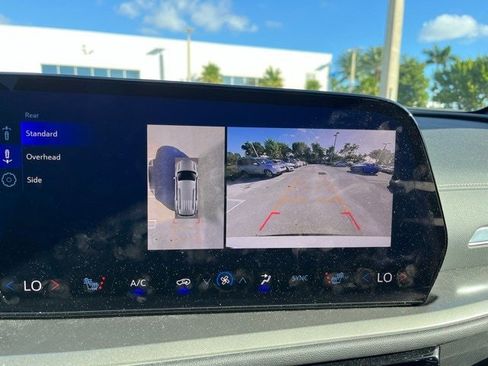 Used 2024 Chevrolet Traverse LT image 10