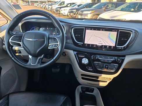 Used 2021 Chrysler Pacifica Touring-L image 10