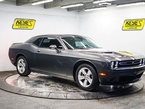 Used 2023 Dodge Challenger SXT image 5