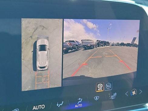 Used 2026 Chevrolet Equinox EV LT FWD image 15