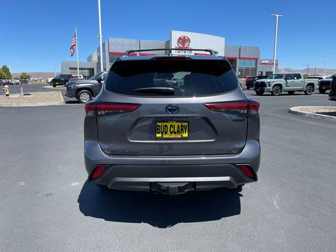 Used 2023 Toyota Highlander XLE AWD/4WD image 4