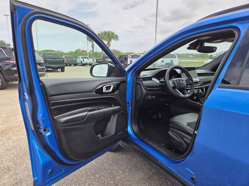 New 2026 Jeep Compass Latitude image 12