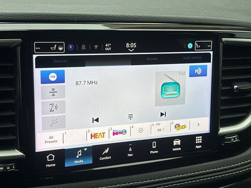 Used 2024 Chrysler Pacifica Select image 21