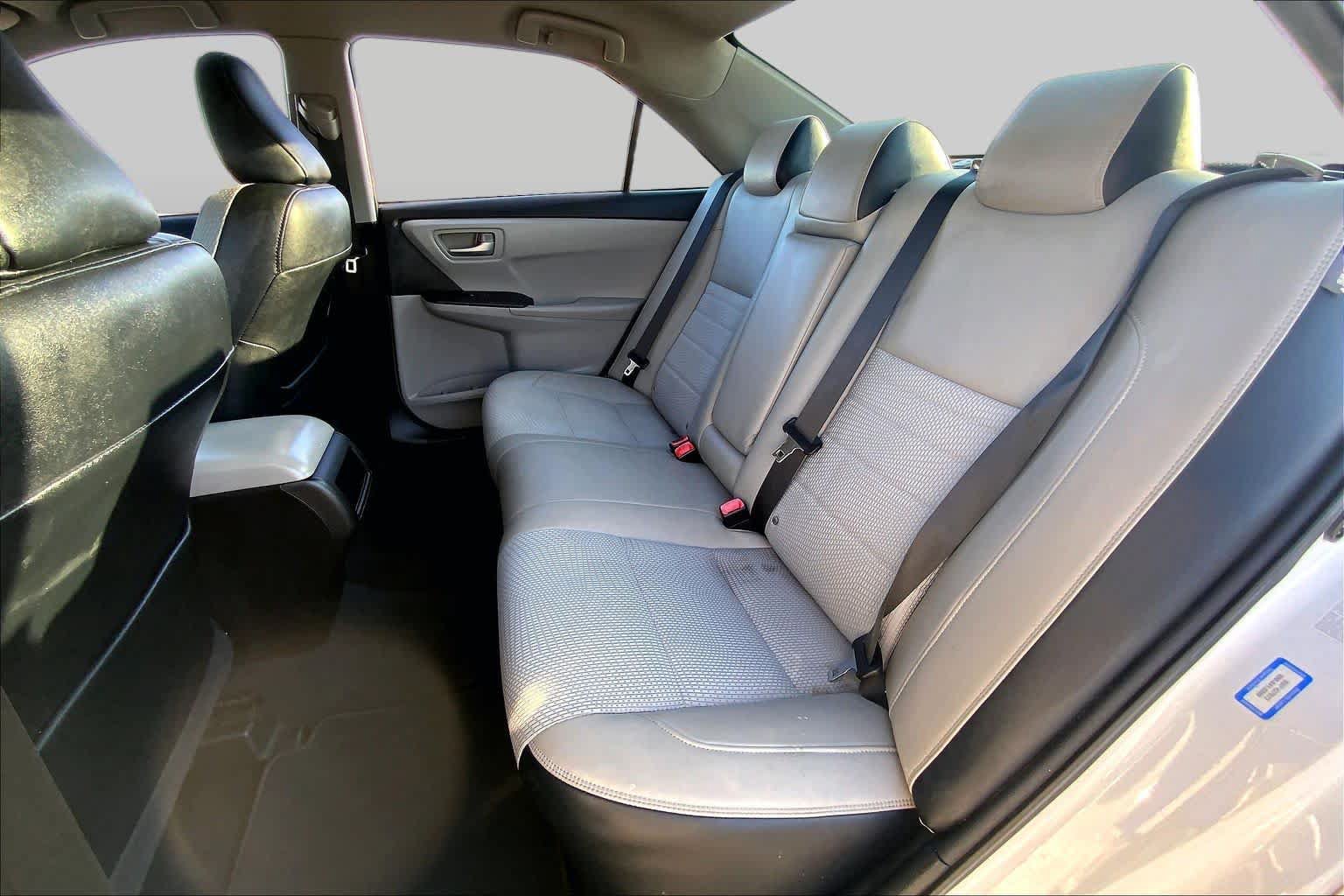 Used 2016 Toyota Camry SE FWD image 19