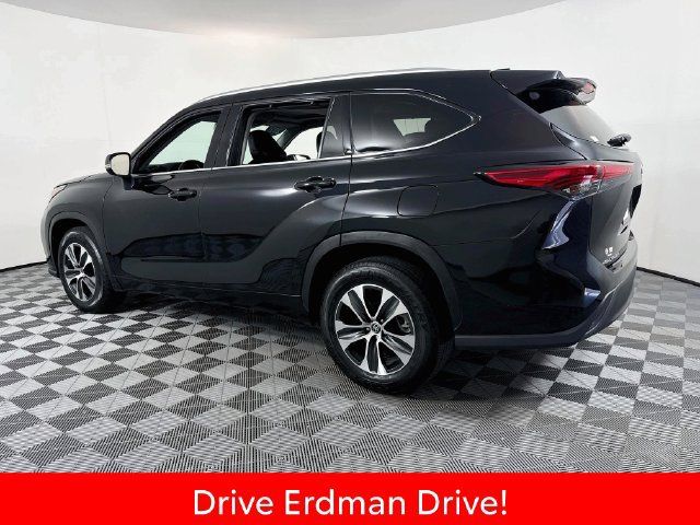 Used 2021 Toyota Highlander XLE FWD image 21