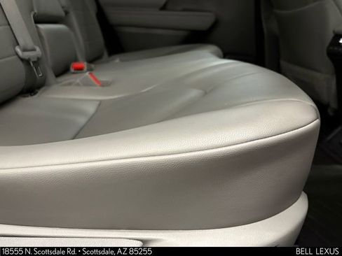 Used 2020 Toyota Highlander XLE FWD image 25
