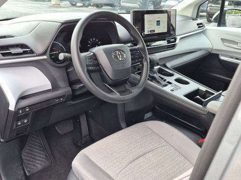 Certified 2026 Toyota Sienna LE AWD/4WD image 4