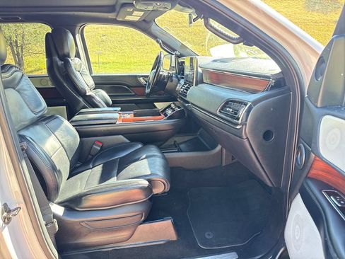 Used 2021 Lincoln Navigator L Reserve AWD/4WD image 30