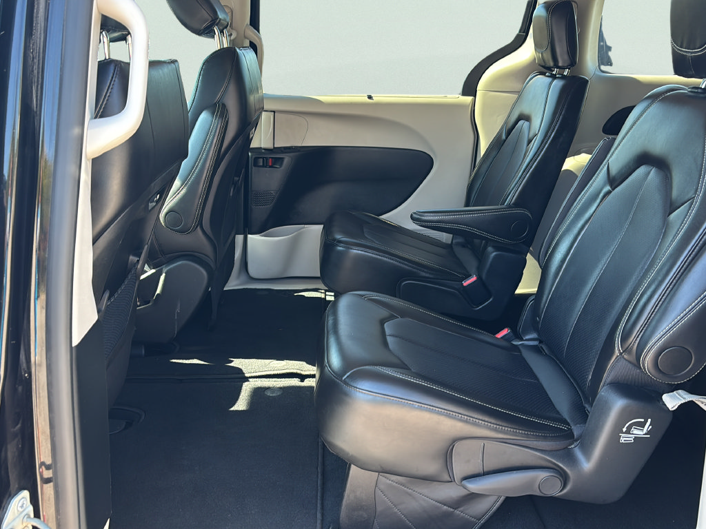 Used 2024 Chrysler Pacifica Touring-L FWD image 14