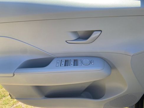 Used 2025 Hyundai Kona SEL FWD image 12