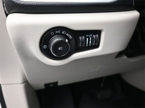 Used 2023 Chrysler Pacifica Touring-L image 13