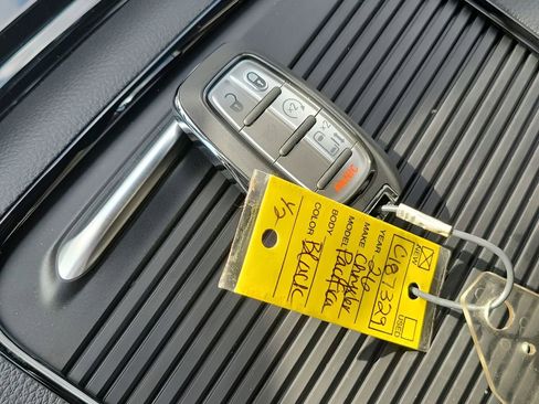 New 2026 Chrysler Pacifica Limited image 40