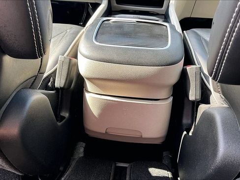 Used 2023 Chrysler Pacifica Limited FWD image 34