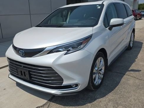 Used 2023 Toyota Sienna Platinum FWD image 2