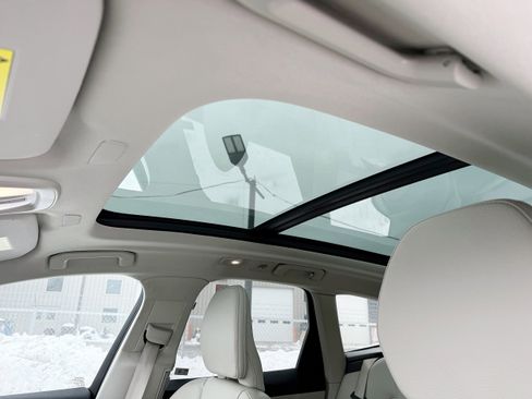 Used 2022 Volvo XC60 B5 Momentum w/ Climate Package image 18