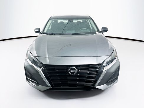 Used 2025 Nissan Altima 2.5 SV FWD image 2
