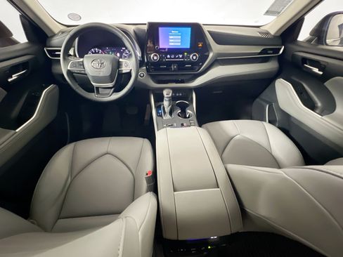 Used 2024 Toyota Highlander XLE FWD image 29