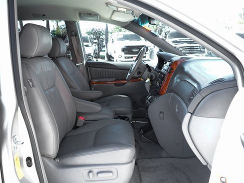 Used 2007 Toyota Sienna XLE image 36