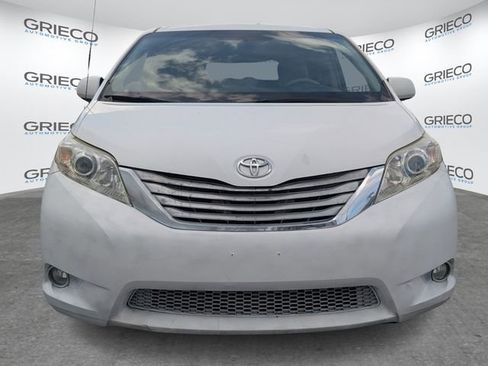 Used 2012 Toyota Sienna LE image 2