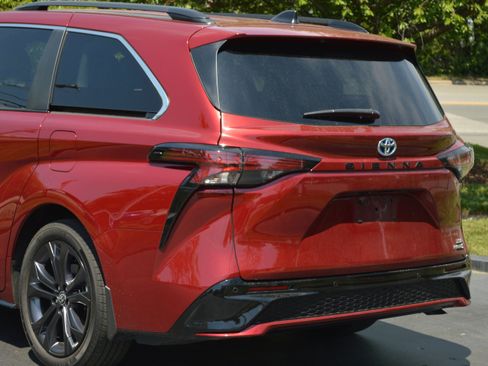 Used 2022 Toyota Sienna XSE FWD image 3