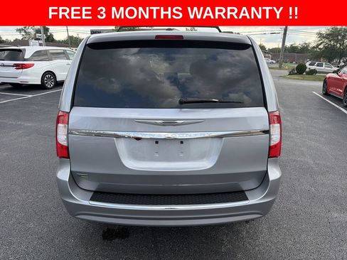 Used 2016 Chrysler Town & Country Touring FWD image 29