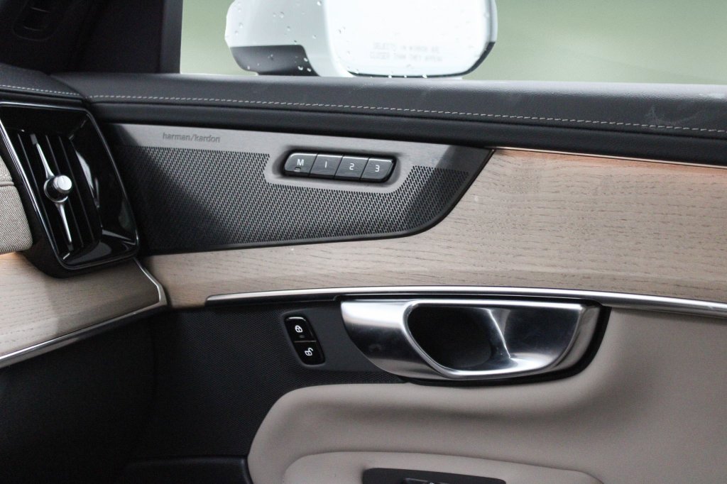 Certified 2025 Volvo XC90 B5 Ultra AWD/4WD image 40