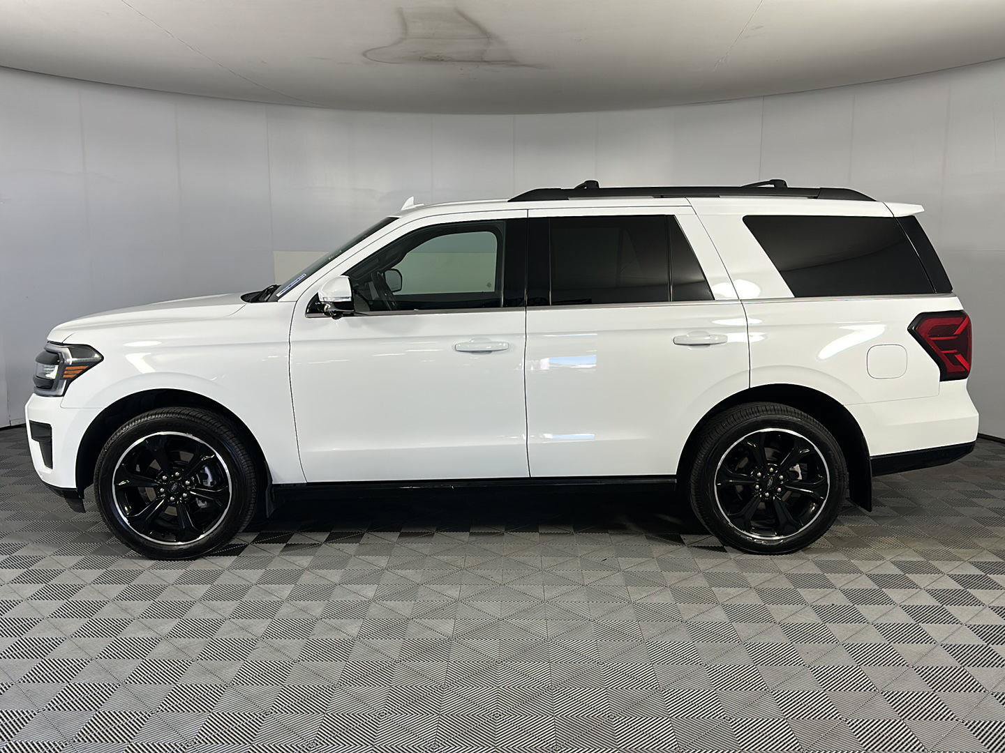 Used 2023 Ford Expedition Limited AWD/4WD image 5