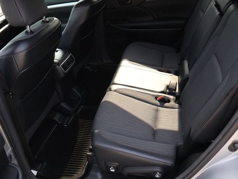 Used 2015 Toyota Highlander Plus AWD/4WD image 16