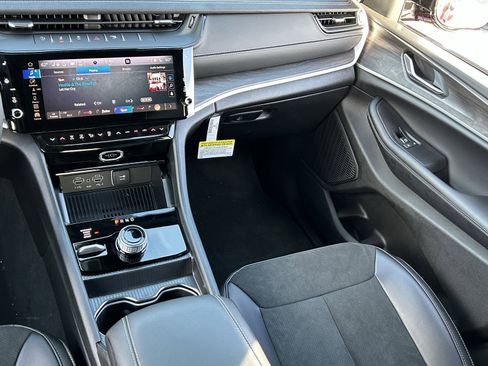 New 2026 Jeep Grand Cherokee Altitude image 13