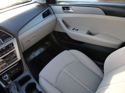 Used 2017 Hyundai Sonata SE w/ Cargo Package image 11
